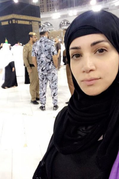اضغط لمشاهدة الفيديو: ديانا حداد تؤدي مناسك العمرة برفقة ابنتها